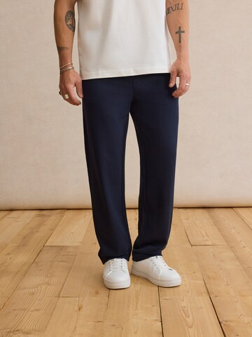 DAN FOX APPAREL Loosefit Broek 'Bent' in Blauw: voorkant