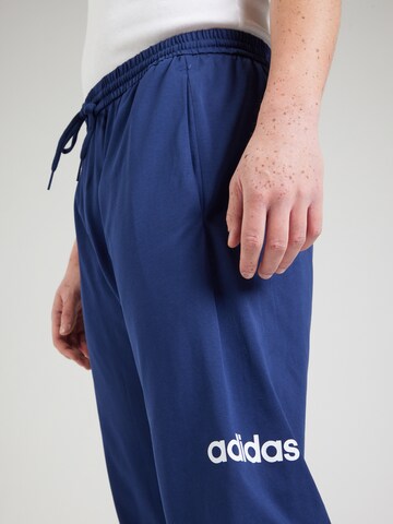 ADIDAS SPORTSWEAR - Tapered Pantalón deportivo en azul