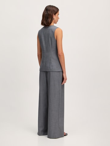 Gilet 'Vanessa' di EDITED in grigio