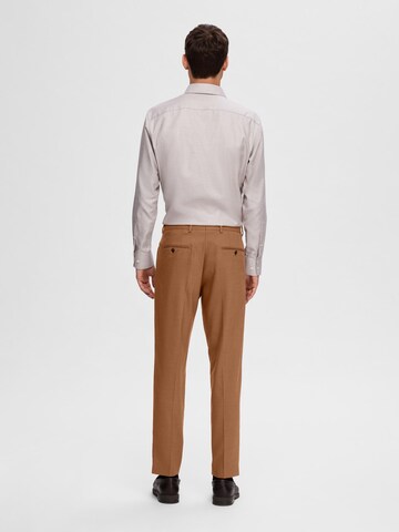 Coupe slim Pantalon à plis 'Neil' SELECTED HOMME en marron