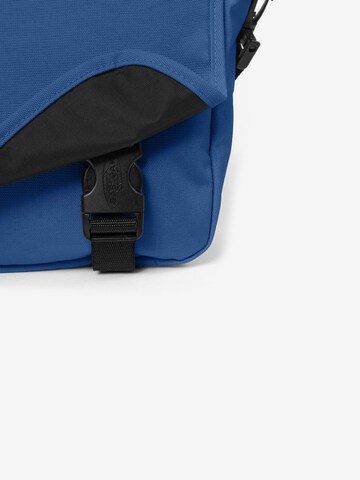 EASTPAK Чанта през рамо „Messenger“ в синьо