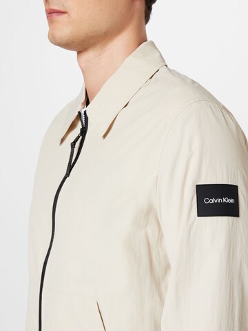 Calvin Klein Демисезонная куртка в Бежевый