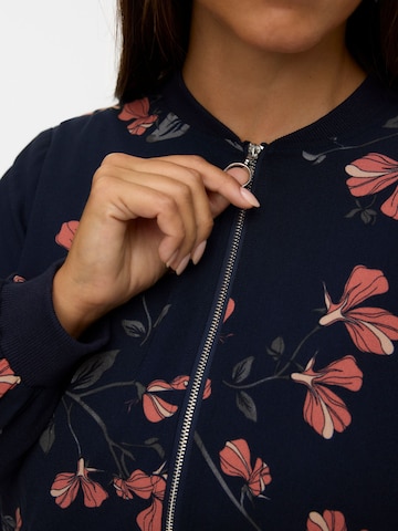 Vero Moda Curve - Chaqueta de entretiempo 'VMCNew Hallie' en azul