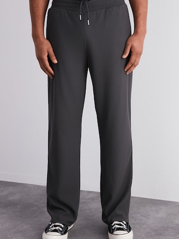 Trendyol - regular Pantalón deportivo en gris