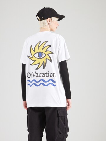 On Vacation Club Shirts 'Sun Eye' i hvid: forside