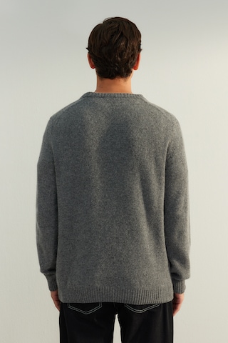 Trendyol Sweter w kolorze szary