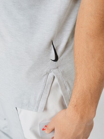 NIKE Regular Fit Sportshirt in Grau