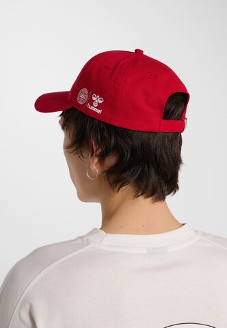 Hummel Hætte 'DBU 26 Fan Dynamite' i rød