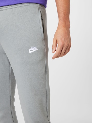 Nike Sportswear Дънки Tapered Leg Панталон 'Club Fleece' в сиво