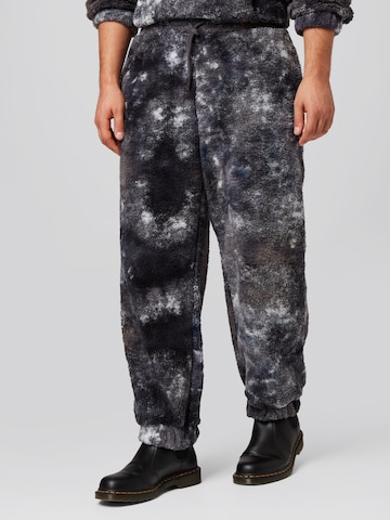 Effilé Pantalon 'Max' ABOUT YOU x Rewinside en gris : devant