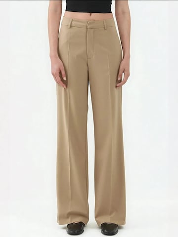 Hiccup - Regular Calças com vincos em bege: frente