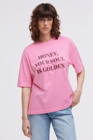 SENSES.THE LABEL T-Shirt TE:CLA Oversized mit Wording Print in Pink: Vorderseite