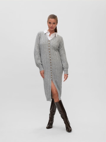 Robes en maille VERO MODA en gris : devant