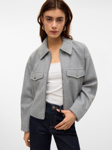 VERO MODA Tussenjas 'FORTUNEFREJ' in Grijs