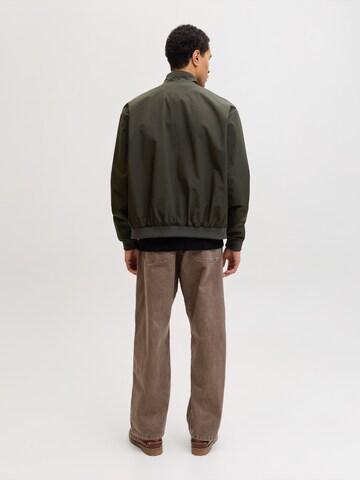 JACK & JONES Välikausitakki 'JJECHARGE' värissä vihreä