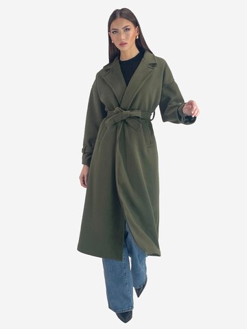 Elara Mantel in Grün: Vorderseite