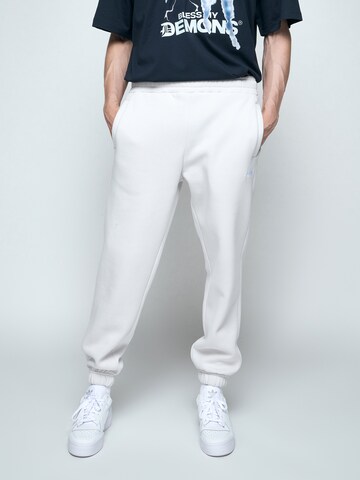 Bless my Demons exclusive for ABOUT YOU Tapered Sweatpants 'STRATUS' in Weiß: predná strana