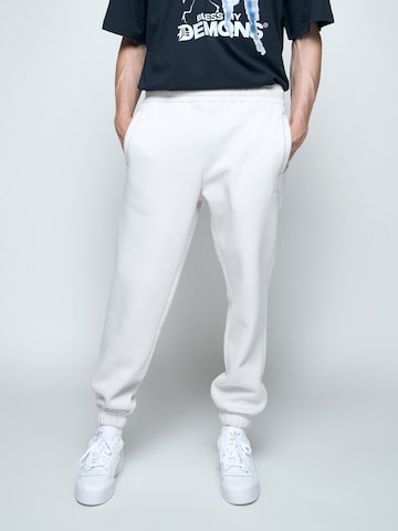 Tapered Pantaloni 'STRATUS' di Bless my Demons exclusive for ABOUT YOU in bianco: frontale