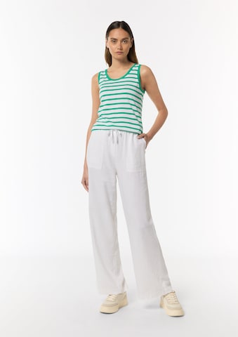 Top de la comma casual identity pe verde