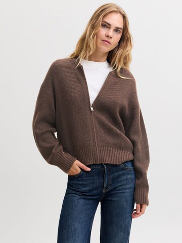 JJXX Strickjacke 'JXMaeve' in Braun: Vorderseite