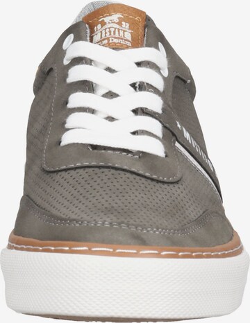 Baskets basses MUSTANG en gris