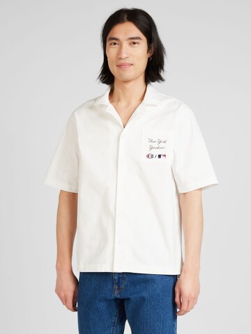 Coupe regular Chemise Champion Authentic Athletic Apparel en blanc : devant