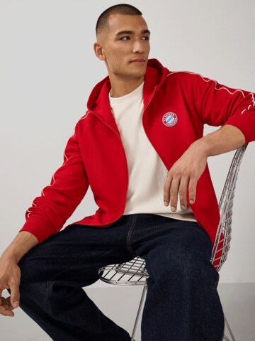 FC BAYERN MÜNCHEN Zip-Hoodie Essentials in Rot