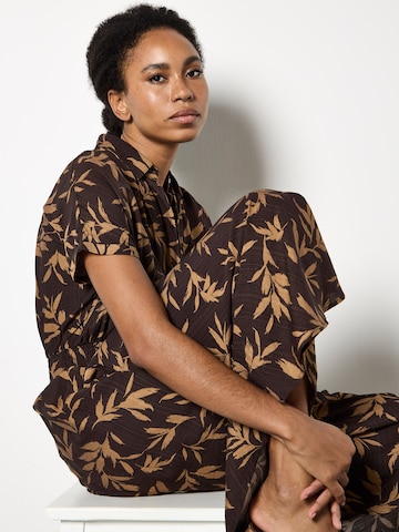 Apricot Textured Leaf Shirt Midi Dress ' ' in Braun