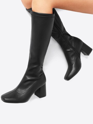 Dream Pairs Boots in Black