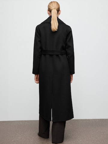 MANGO Átmeneti kabátok 'BATIN' - fekete