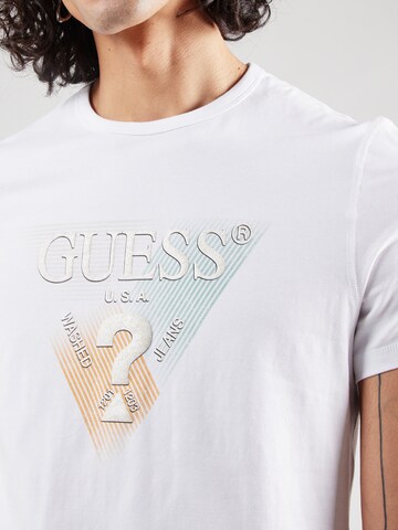 GUESS Μπλουζάκι σε λευκό