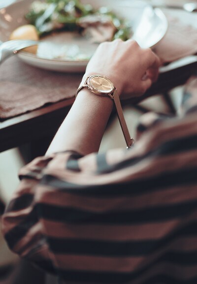 August Berg Analog Watch 'SERENITY SHINE GOLD GOLD MESH 32mm' in Gold, Item view