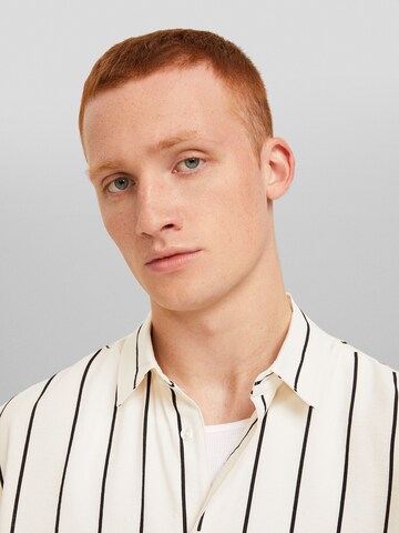 Bershka Comfort Fit Риза в бежово