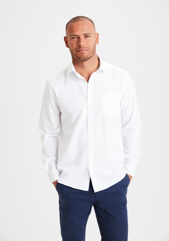 Coupe regular Chemise H.I.S en blanc : devant