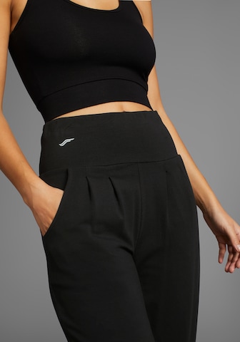 FAYN SPORTS Tapered Workout Pants in Black