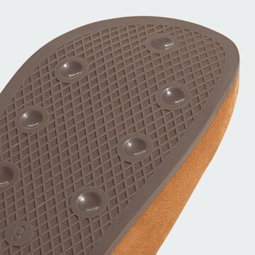 ADIDAS ORIGINALS - Sapato aberto 'Adilette' em castanho
