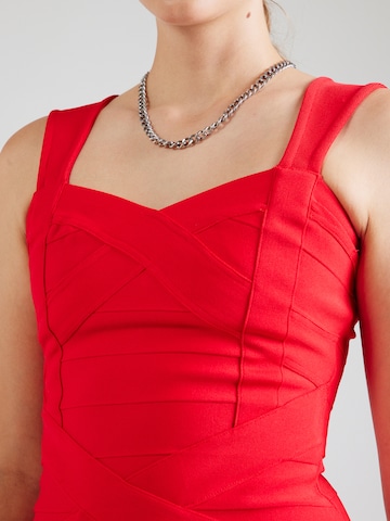 Rochie de cocktail de la Lipsy pe roșu