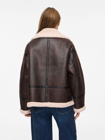 VILA - Chaqueta de invierno 'RISI' en marrón