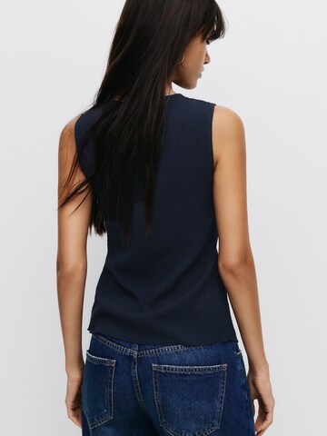 Vestă tricotată de la Pull&Bear pe albastru