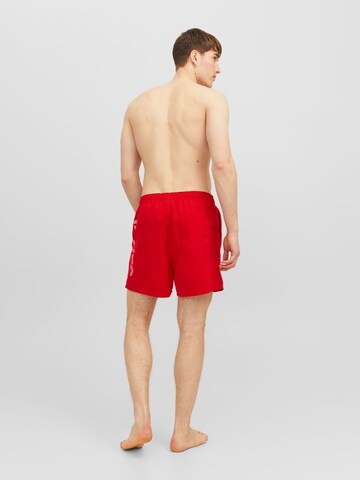 JACK & JONES Badshorts 'Fiji' i röd