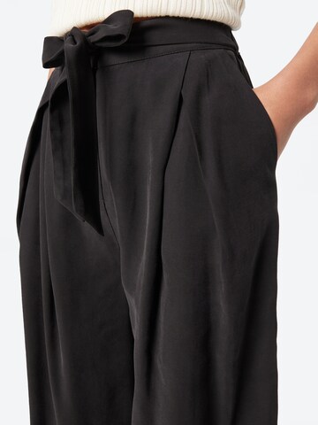 Wide leg Pantaloni con pieghe 'Ria' di ABOUT YOU in nero