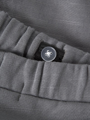Lil'Atelier Tapered Hose in Grau