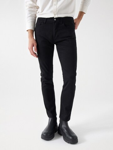 Coupe slim Pantalon chino Salsa Jeans en noir : devant