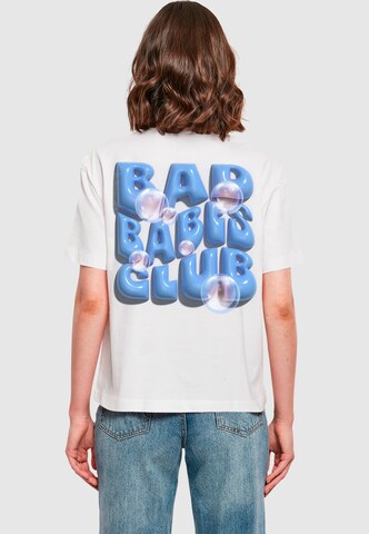 Maglietta 'Bad Babes Club Vol 2' di Mister Tee in bianco: frontale