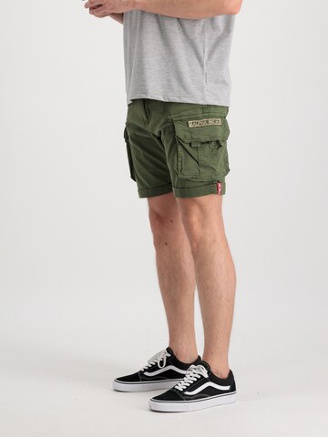 Regular Pantaloni cu buzunare de la ALPHA INDUSTRIES pe verde