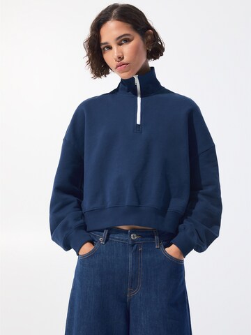 Pull&Bear Суичър в синьо: отпред