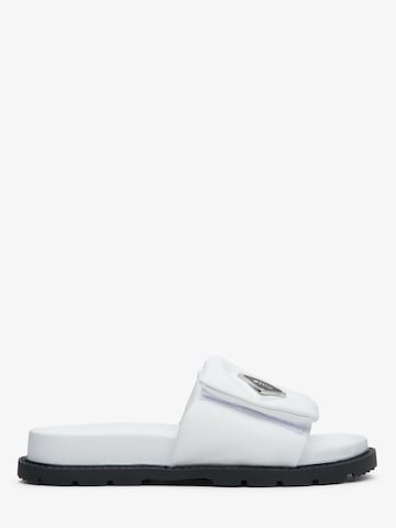Estro Sandal '25338-10' in White: front