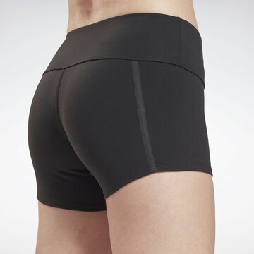 Reebok Skinny Sportshorts in Schwarz