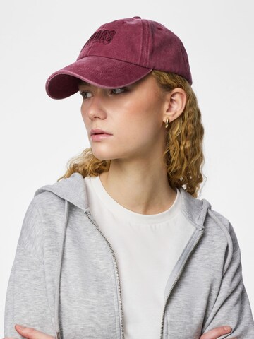Casquette 'PCGERDINA' PIECES en rouge : devant