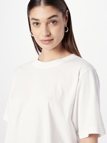 MELA - Camiseta 'DESNA' en blanco